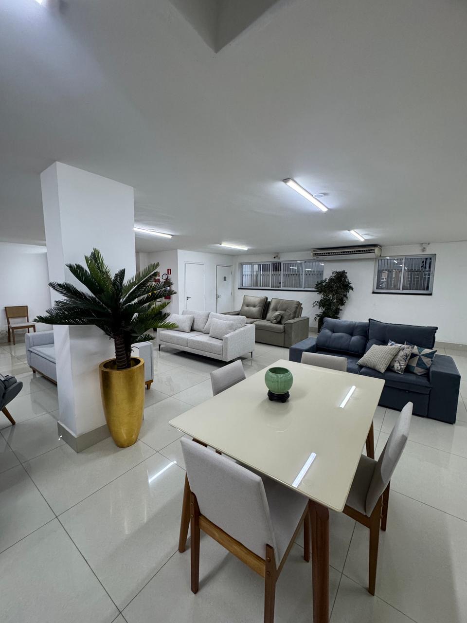 Showroom Plaza Móveis — área de sofás